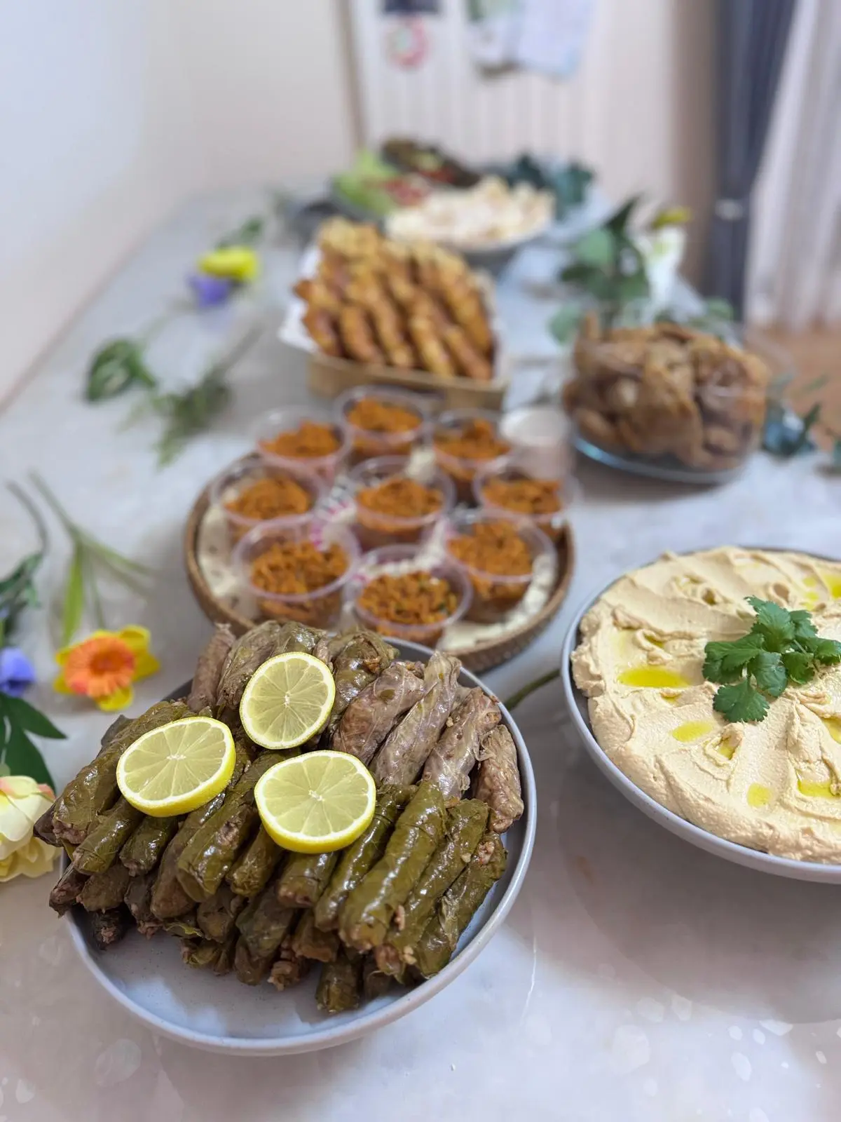 Mezze-Buffet mit Sarma, Hummus und Kısır