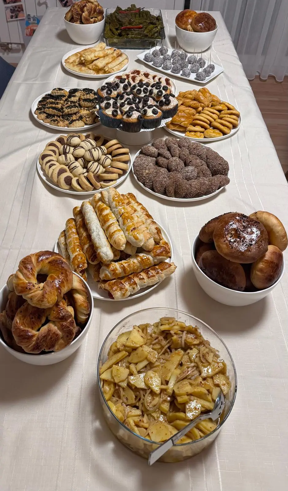 Reich gedeckte Buffet-Tafel mit Gebäck und Süssem